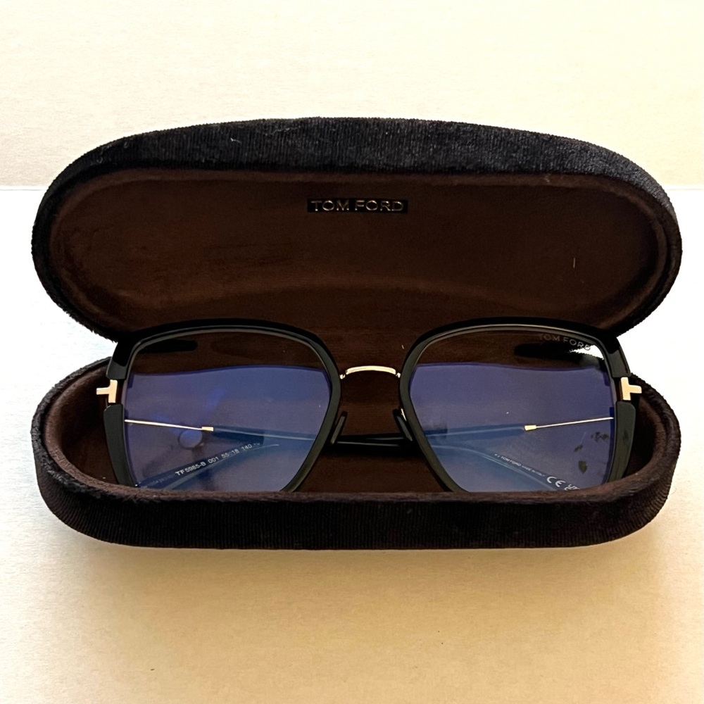 Tom Ford Black and Gold Women's Eyeglasses

Eyeglass Measurement

55-18-140 - Picture 7 of 7